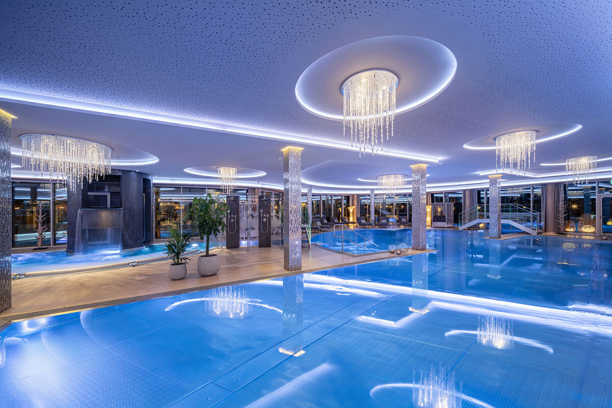 Großzügiges Innenbecken im 5* Wellness- & Sporthotel Jagdhof, Bayerischer Wald